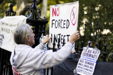 A new yorki kötelező oltás ellen tiltakozó ember (fotó: infostart.hu)